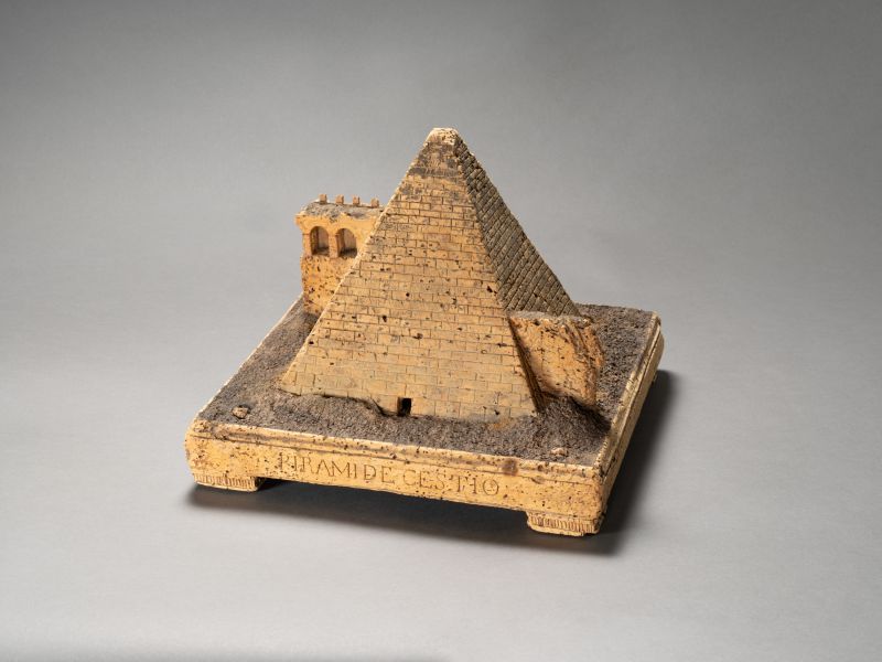 Reprofotografie eines Korkmodells der Cestius-Pyramide in Rom