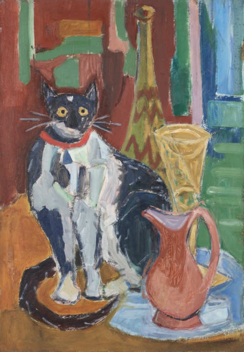 Ein Gemälde, das eine sitzende Katze neben einem Stilleben mit einem Krug sitzt
