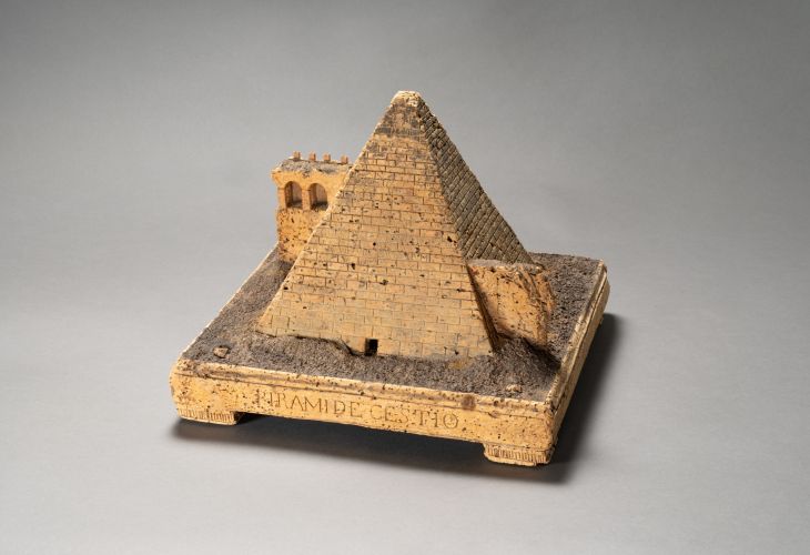 Reprofotografie eines Korkbodells der Cestius-Pyramide in Rom