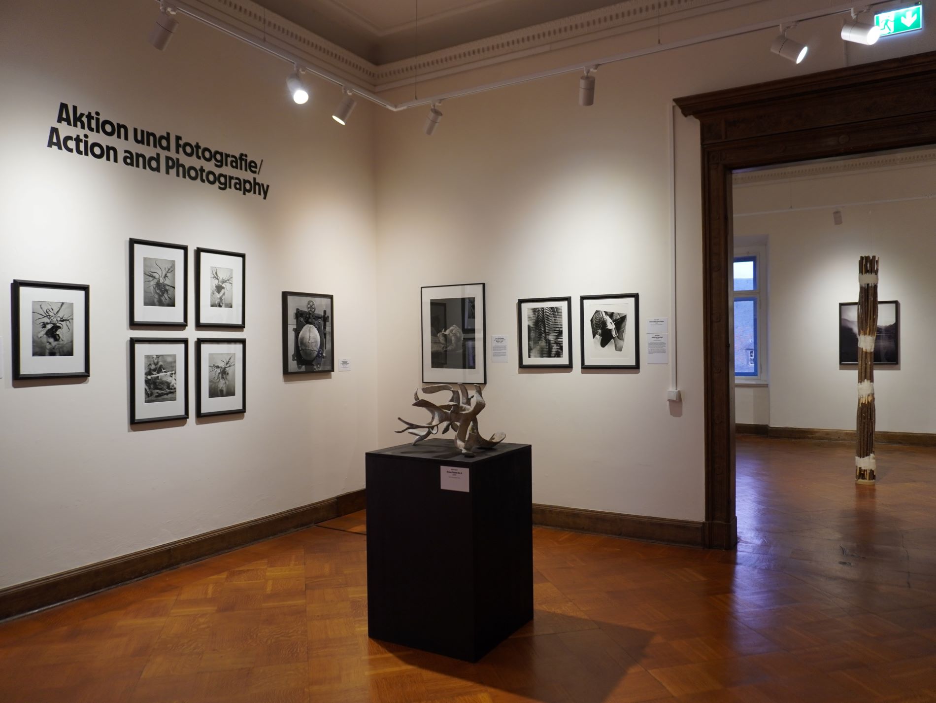 Ausstellungsansicht mit schw2raz-Weiß Fotografien an den Wänden im Prinzenpalais des Residenzschlosses Altenburg